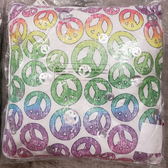 ๐๏ธ NWT Justice 2 Pillows Make A Setโ
- Picture 5 of 9